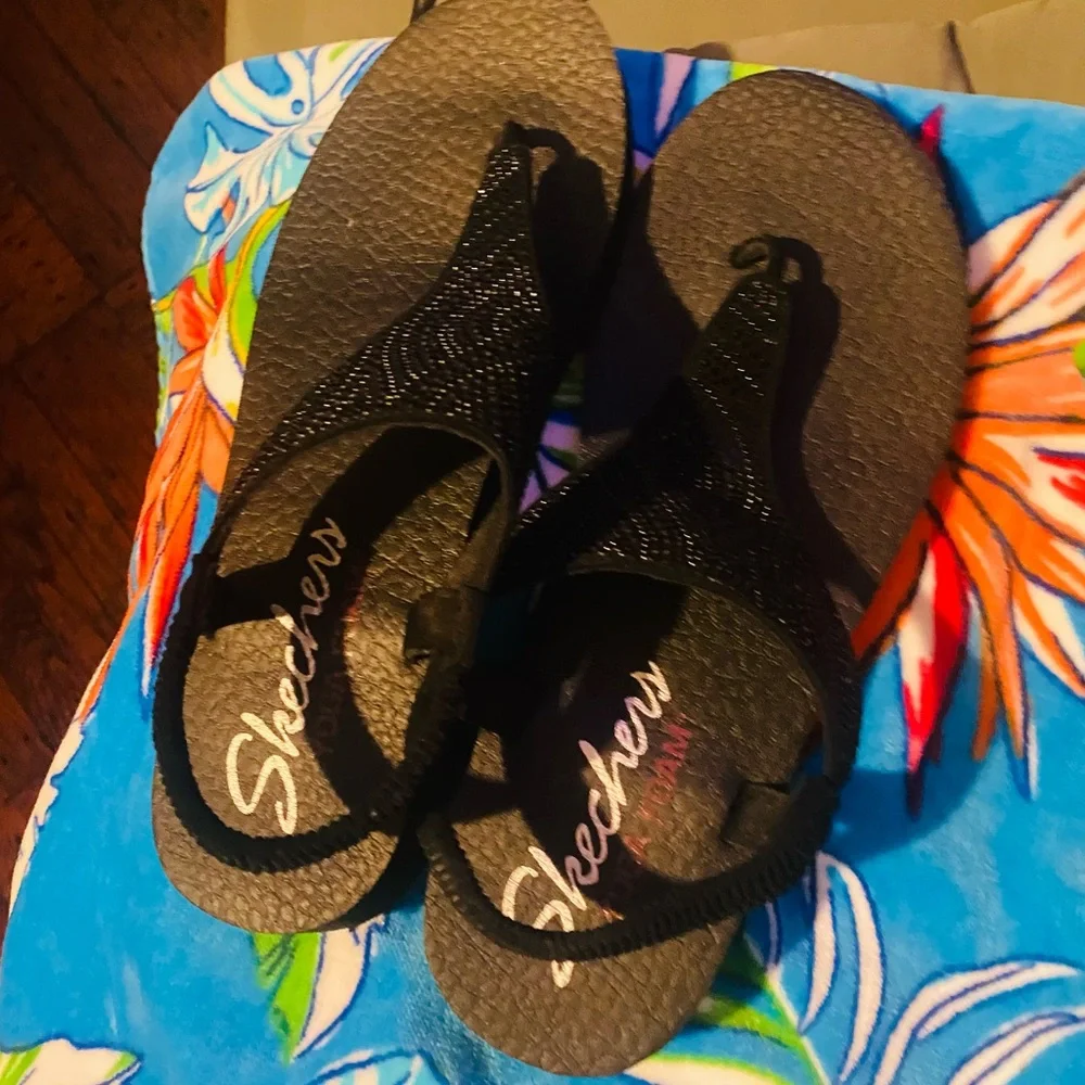 Sketchers rhinestone sling back thong with yoga, Yoga Foam cushioned /Size 9